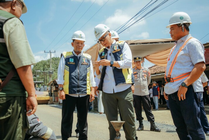 Gubernur Lampung Rahmat Mirzani Djausal menyoroti serius perbaikan Ruas Jalan Provinsi Wates–Metro yang menelan anggaran Rp 14,67 miliar agar menghasilkan kualitas terbaik || Foto: Adpim Pemprov Lampung