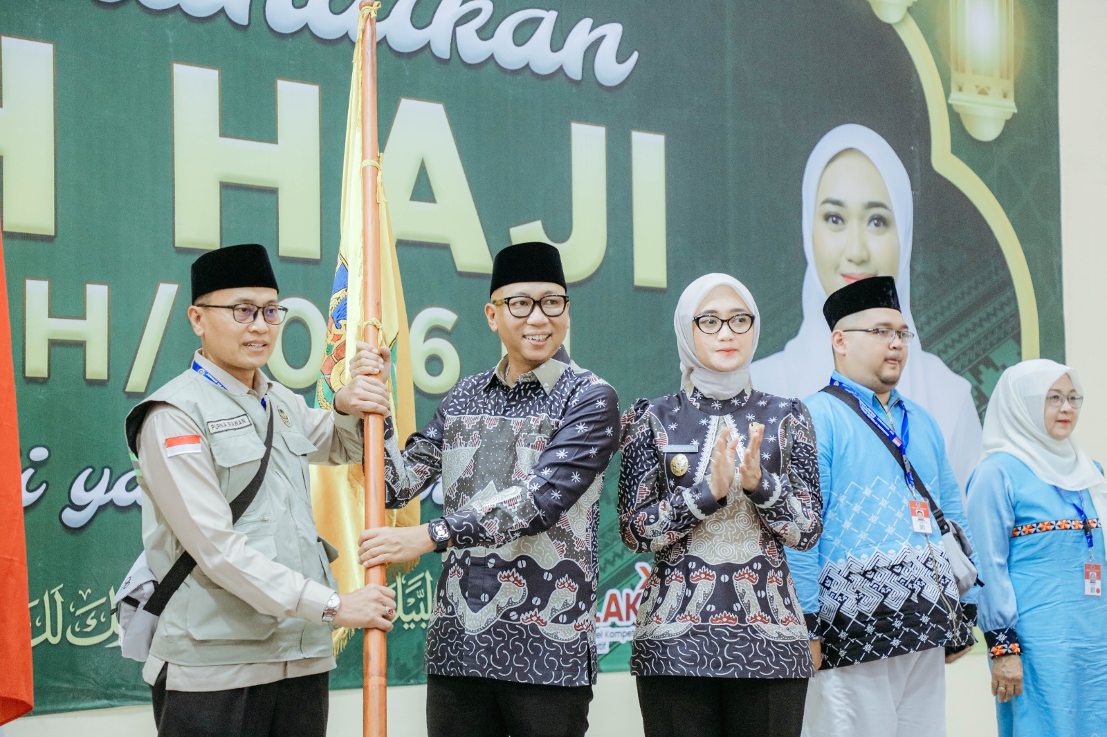 Gubernur Lampung Rahmat Mirzani Djausal bersama Wagub Lampung Jihan Nurlela melepas keberangkatan jemaah haji Kloter 7 asal Bandar Lampung di Gedung Madinatul Hujjaz Asrama Haji Indonesia Rajabasa, Bandar Lampung || Foto: Adpim Pemprov Lampung