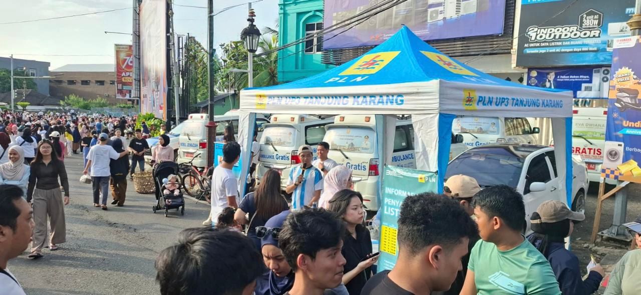 Kegiatan Car Free Day (CFD) disambut antusias warga yang memanfaatkan kesempatan untuk berkonsultasi dan melakukan transaksi melalui aplikasi PLN Mobile || Foto: PLN UP3 Tanjung Karang