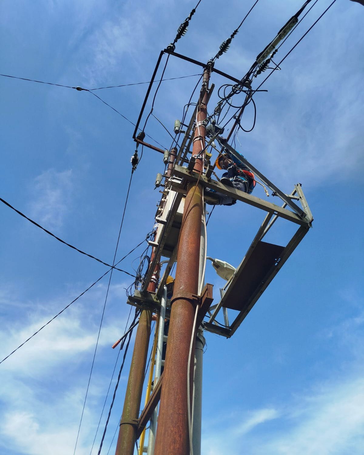 Petugas Pelayanan Teknik melakukan pengecekan instalasi pasca pengungkapan kasus pencurian kabel listrik || Foto: PLN ULP Sutami