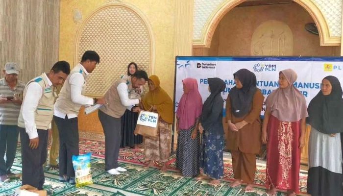 Semangat Kartini, Srikandi PLN Gandeng YBM Bantu Warga Terdampak Banjir di Garuntang