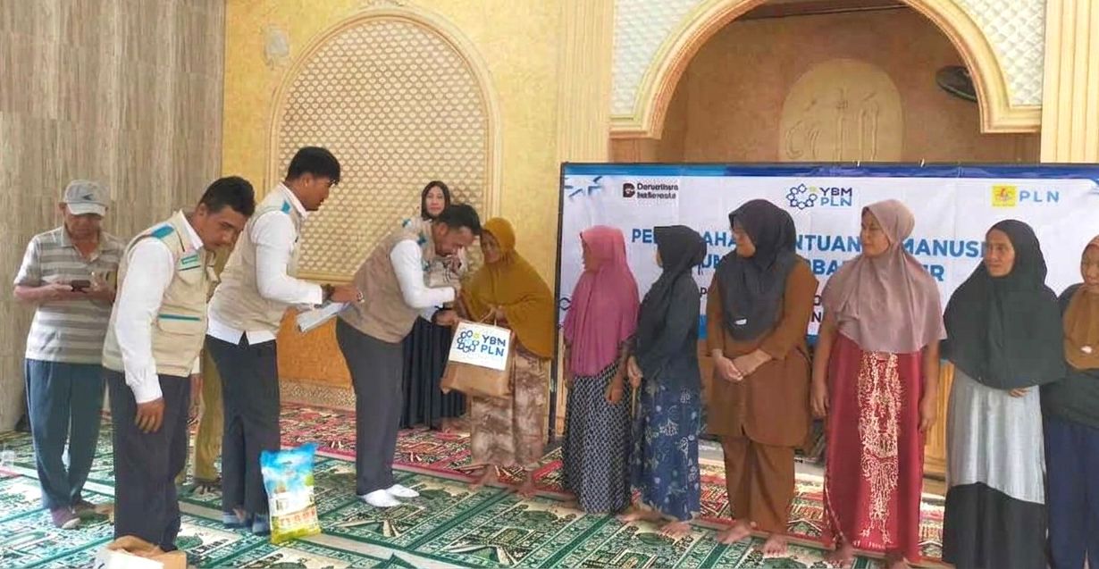 Manager PLN UP3 Tanjung Karang, Presly Silaen, Srikandi PLN bersama YBM PLN UP3 Tanjung Karang menyalurkan bantuan sembako kepada warga terdampak banjir di Garuntang || Foto: PLN UP3 Tanjung Karang