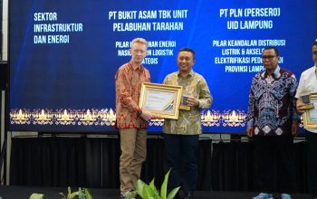 General Manager PLN UID Lampung, Rizky Mochamad, menerima penghargaan sebagai Pilar Keandalan Distribusi Listrik dan Akselerasi Elektrifikasi Pedesaan dalam Executive Forum Lampung Post || Foto: PLN UID Lampung