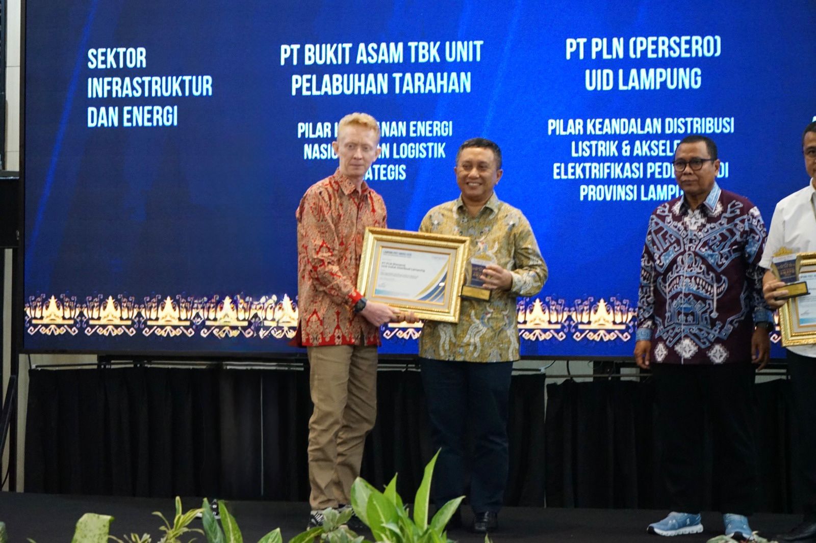 General Manager PLN UID Lampung, Rizky Mochamad, menerima penghargaan sebagai Pilar Keandalan Distribusi Listrik dan Akselerasi Elektrifikasi Pedesaan dalam Executive Forum Lampung Post || Foto: PLN UID Lampung