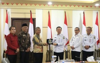 Sekdaprov Lampung, Marindo Kurniawan, menerima audiensi Ombudsman RI bersama sejumlah OPD di Ruang Rapat Sakai Sambayan, Kantor Gubernur Lampung || Foto: Dinas Kominfotik Provinsi Lampung