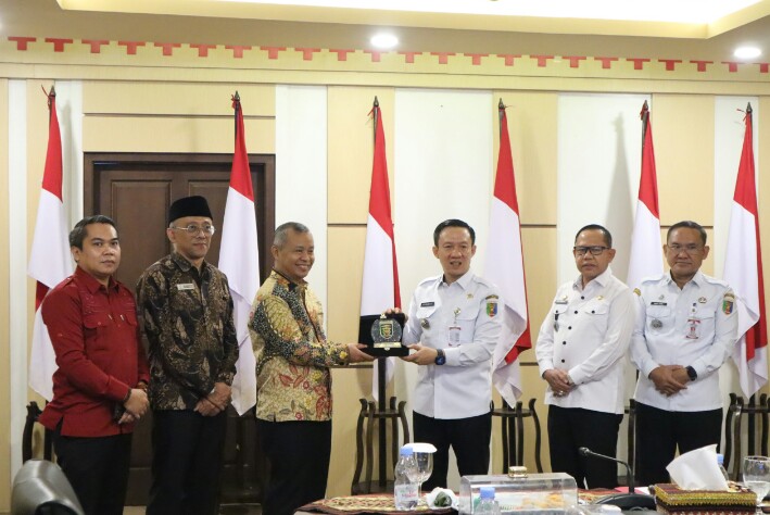 Sekdaprov Lampung, Marindo Kurniawan, menerima audiensi Ombudsman RI bersama sejumlah OPD di Ruang Rapat Sakai Sambayan, Kantor Gubernur Lampung || Foto: Dinas Kominfotik Provinsi Lampung