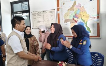 Wamendagri Akhmad Wiyagus didampingi Walikota Eva Dwiana meninjau pelayanan di sejumlah instansi Pemkot Bandar Lampung || Foto: Ridho/5W1HINDONESIA.ID