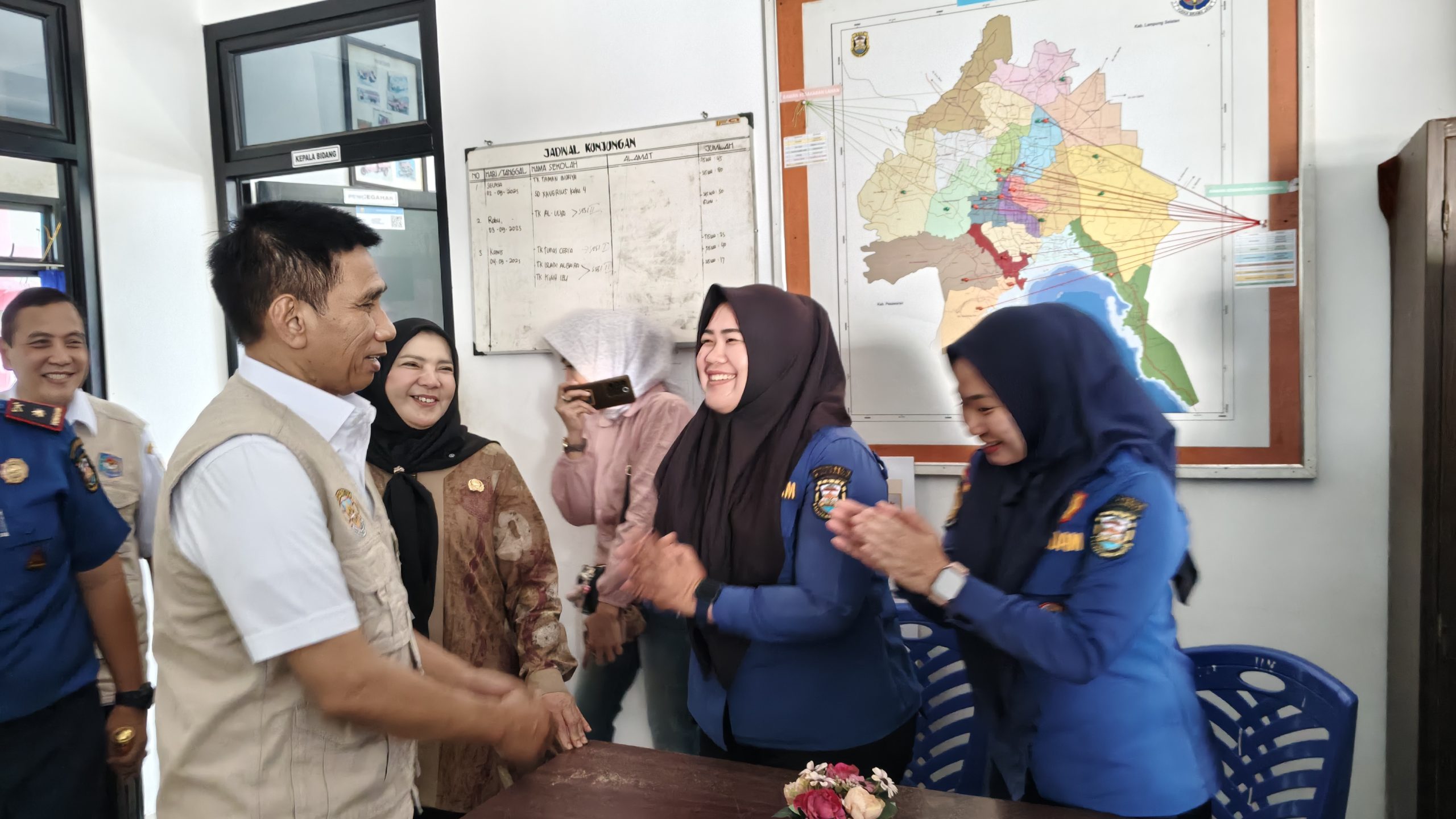 Wamendagri Akhmad Wiyagus didampingi Walikota Eva Dwiana meninjau pelayanan di sejumlah instansi Pemkot Bandar Lampung || Foto: Ridho/5W1HINDONESIA.ID