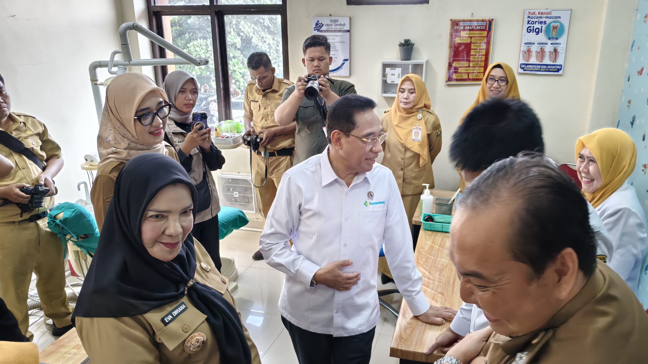 Walikota Eva Dwiana mendampingi Wamenakes Benjamin Paulus dan Wamendagri Akhmad Wiyagus dalam kunjungan kerja ke Puskesmas Way Halim || Foto: Ridho/5W1HINDONESIA.ID