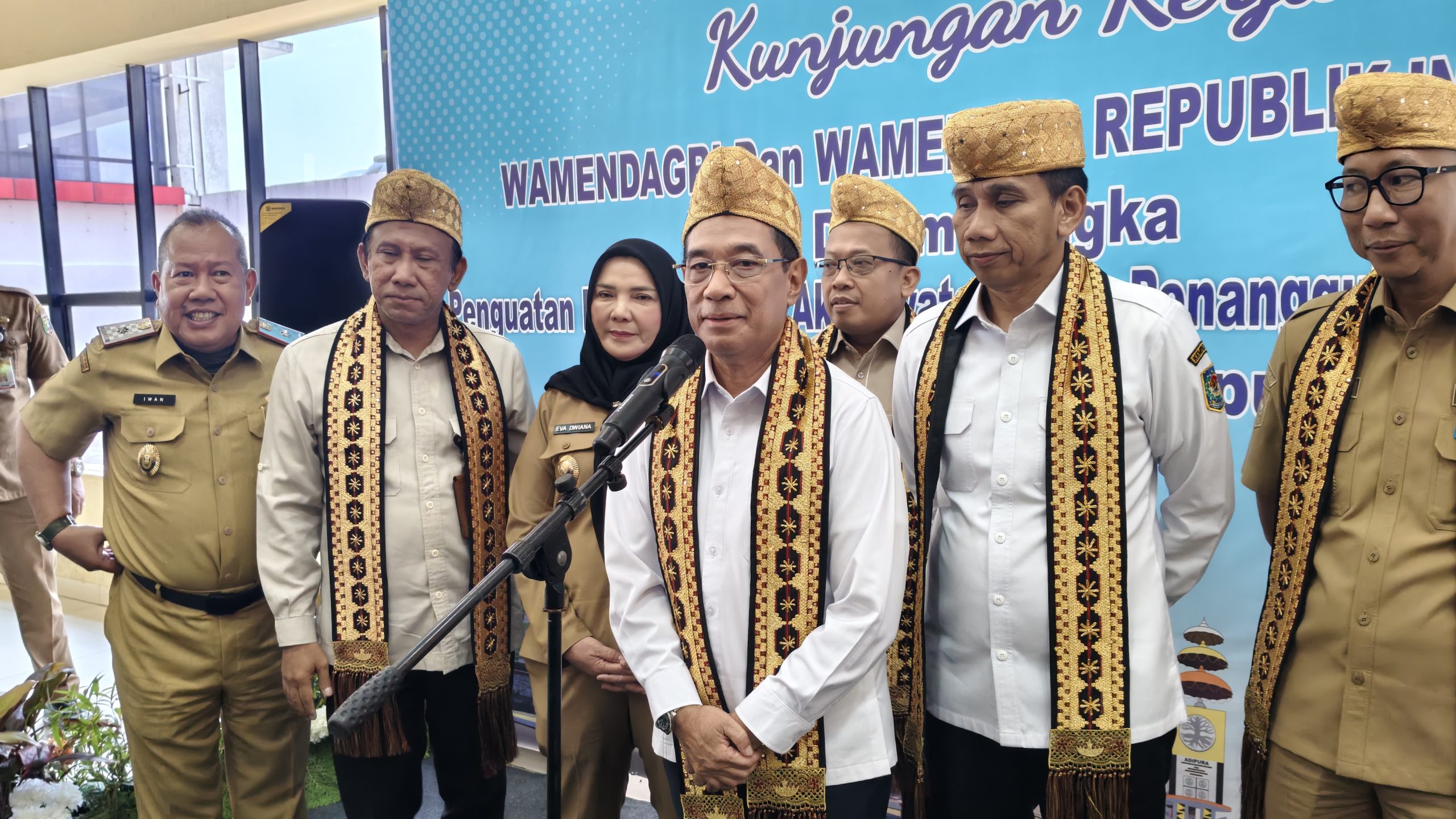 Wamenkes, Benjamin Paulus saat memberikan keterangan pers usai melakukan pemaparan di Aula Semergo di dampingi oleh Wamendagri Akhmad Wiyagus, Gubernur Lampung Rahmat Mirzani Djausal, Walikota Eva Dwiana, Sekda Iwan Gunawan dan perwakilan dari KSP || Foto: Ridho/5W1HINDONESIA.ID