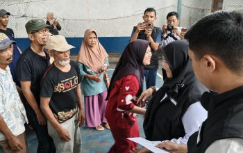 Walikota Eva Dwiana memberikan bantuan kepada warga terdampak banjir di Kecamatan Kedaton || Foto: Ridho/5W1HINDONESIA.ID