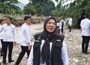 Walikota Eva Dwiana saat meninjau sungai pada, Rabu (15/4/2026) | Foto: 5W1HINDONESIA.ID