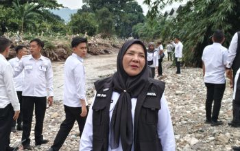 Walikota Eva Dwiana saat meninjau sungai pada, Rabu (15/4/2026) | Foto: 5W1HINDONESIA.ID