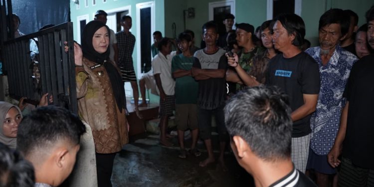 Walikota Eva Dwiana saat mendatangi warga yang terdampak banjir || Foto: Dok. Prokopim Pemkot Bandar Lampung