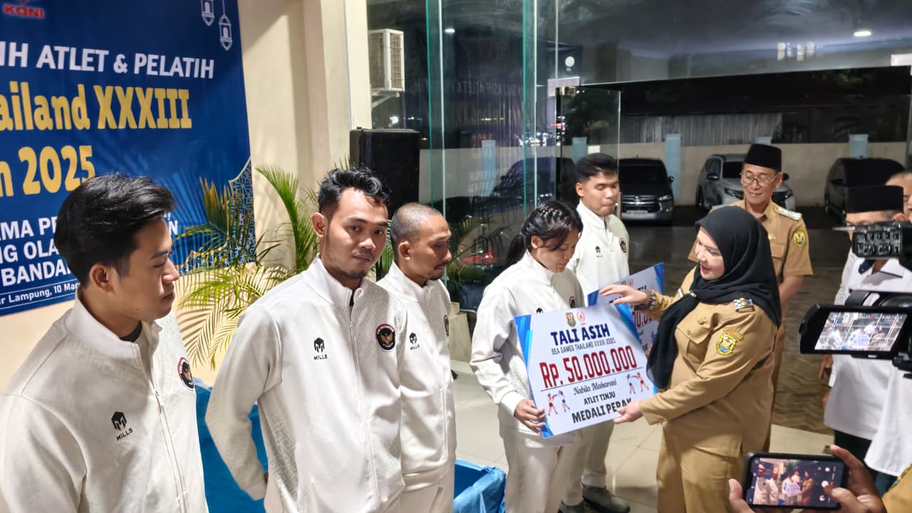Walikota Eva Dwiana saat memberikan bantuan bagi atlet SEA GAMES || Foto: 5W1HINDONESIA.ID