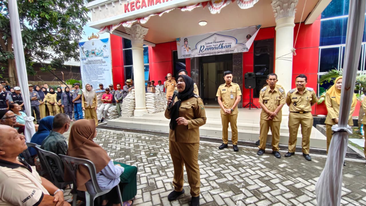 Jelang Idul Fitri 1447 H, Walikota Eva Dwiana Bagikan Beras || Foto: 5W1HINDONESIA.ID