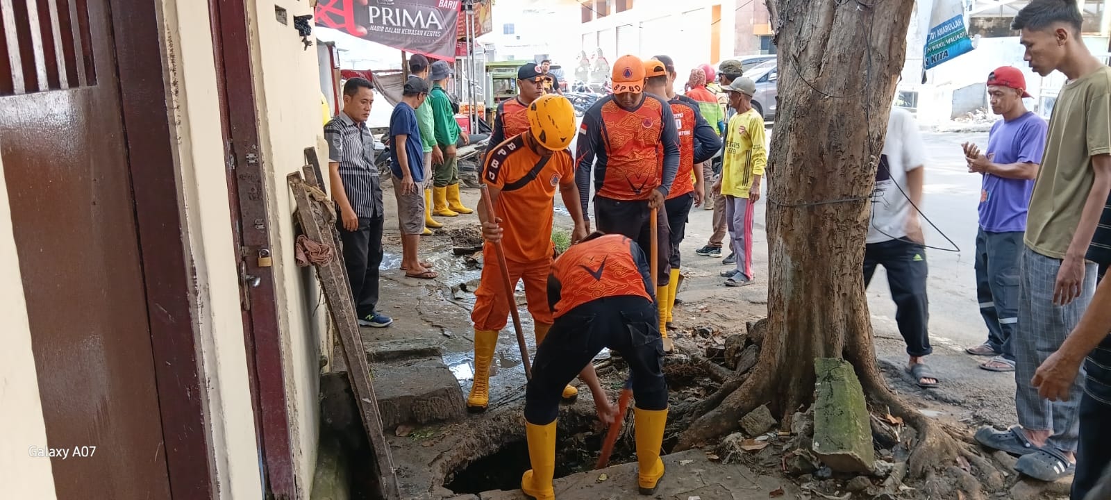 Satgas Gabungan normalisasi saluran drainase || Foto: Dok. Prokopim Pemkot Bandar Lampung || 5W1HINDONESIA.ID
