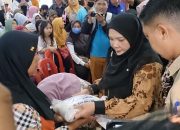 Ringankan Beban Warga, Wali Kota Eva Dwiana Salurkan Bantuan Beras di Teluk Betung Barat