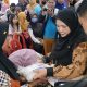 Walikota Eva Dwiana saat memberikan bantuan beras || Foto: 5W1HINDONESIA.ID