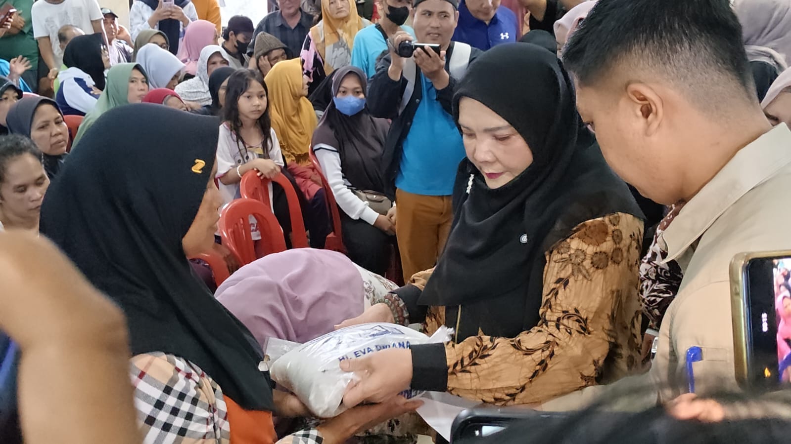 Walikota Eva Dwiana saat memberikan bantuan beras || Foto: 5W1HINDONESIA.ID