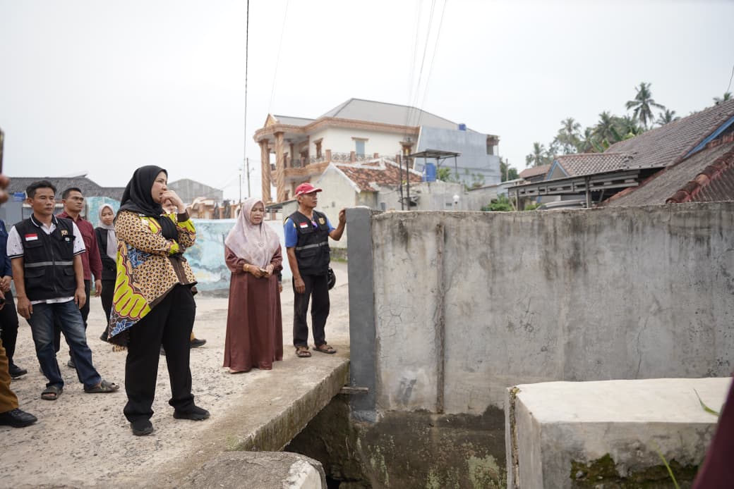 Walikota Eva Dwiana saat trotoar || Foto: Dok. Prokopimmeninjau perbaikan trotoar || Foto: Dok. Prokopim Pemkot Bandar Lampung