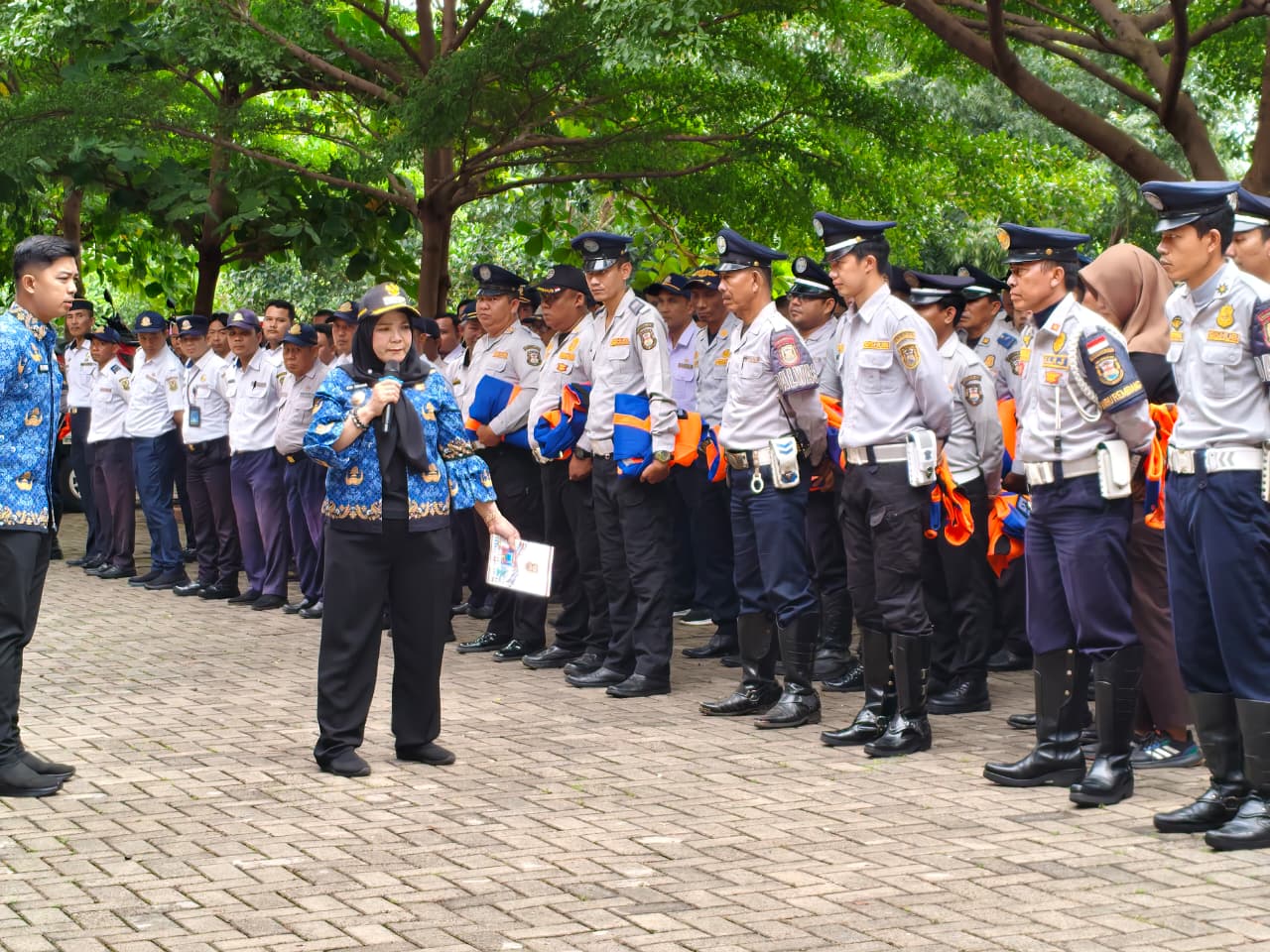 Walikota Eva Dwiana mmberikan instruksi kepada anggota Dinas Perhubungan (Dishub) || Foto: 5W1HINDONESIA.ID