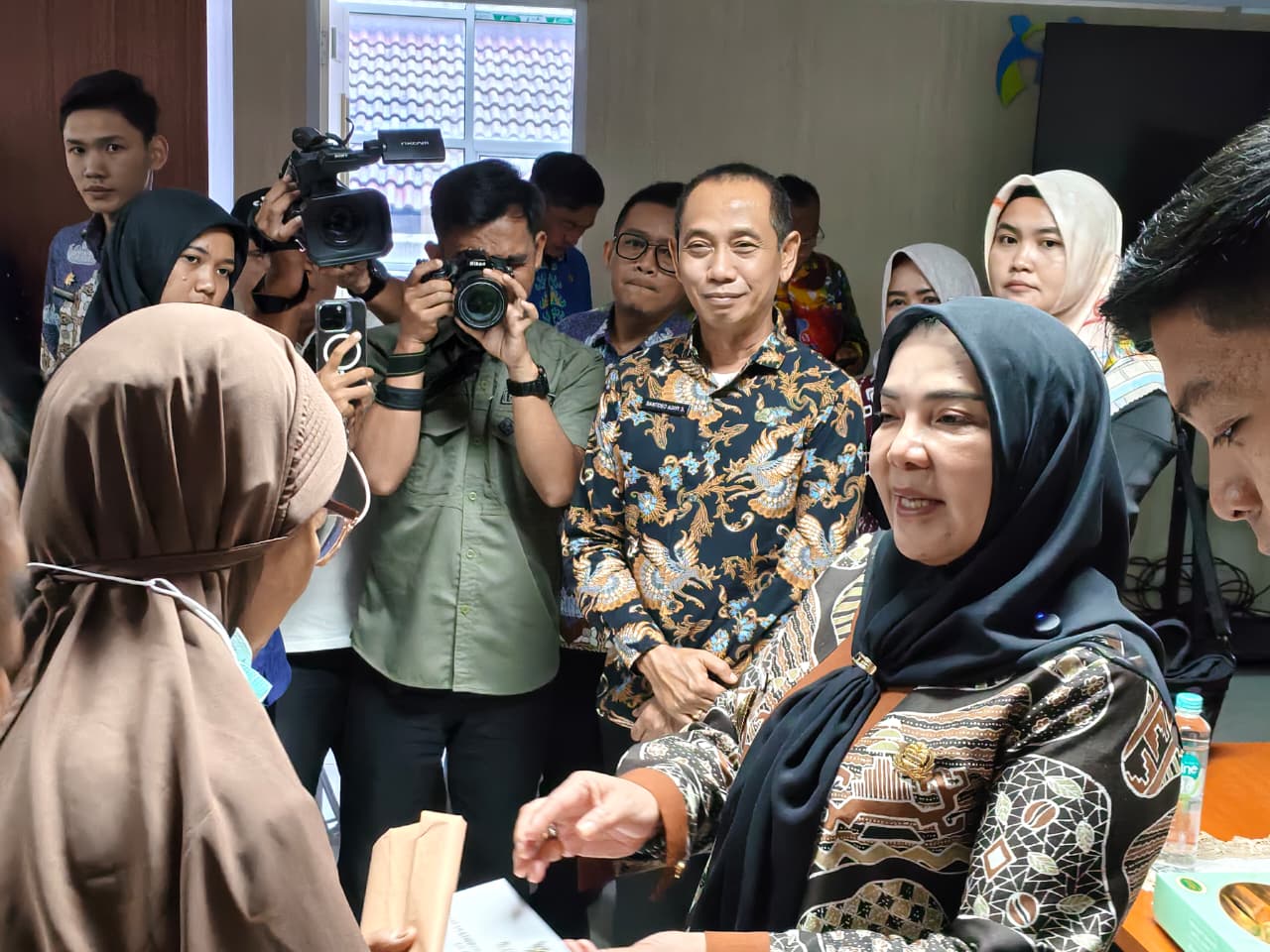 Walikota Eva Dwiana salurkan Bantuan || Foto: 5W1HINDONESIA.ID