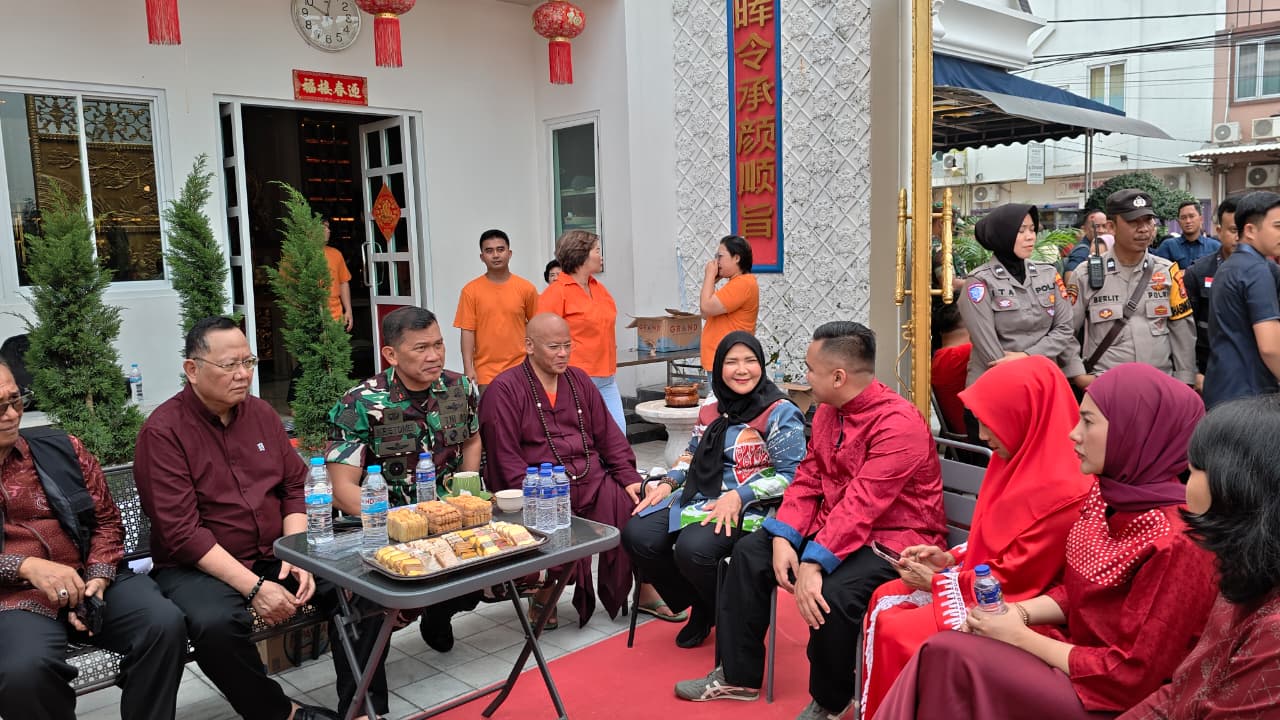 Walikota Eva Dwiana mengunjungi Vihara Thai Hin Bio pada perayaan imlek 2026 || Foto: 5W1HINDONESIA.ID