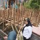 Walikota Eva Dwiana saat meninjau pengerjaan talud di Tanjungsenang || Foto: 5W1HINDONESIA.ID