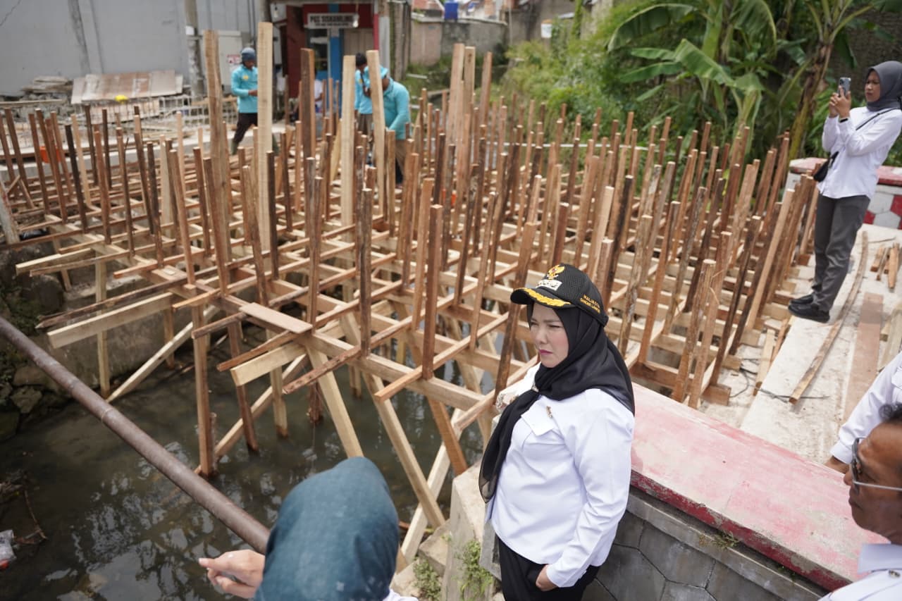 Walikota Eva Dwiana saat meninjau pengerjaan talud di Tanjungsenang || Foto: 5W1HINDONESIA.ID
