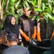 Walikota Eva Dwiana bersama Sekda Provinsi Lampung, Marindo saat melakukan kegiatan KORVE di pulau pasaran || Foto: 5W1HINDONESIA.ID