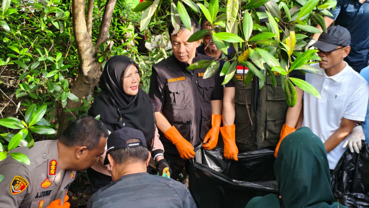 Walikota Eva Dwiana bersama Sekda Provinsi Lampung, Marindo saat melakukan kegiatan KORVE di pulau pasaran || Foto: 5W1HINDONESIA.ID