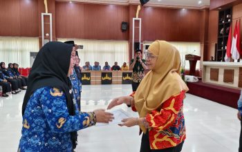 Penyerahan SK PPPK Oleh Asisten II Bidan Perekonomian dan Pembangunan || Foto: 5WH1INDONESIA.ID