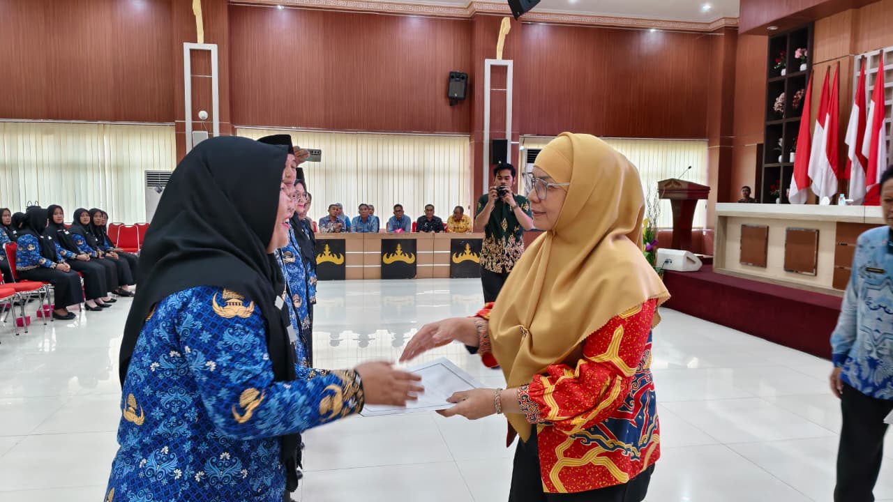 Penyerahan SK PPPK Oleh Asisten II Bidan Perekonomian dan Pembangunan || Foto: 5WH1INDONESIA.ID