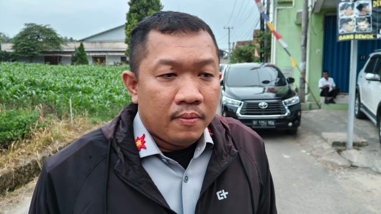 Socrat Pringgodanu, saat dimintai keterangan terkait posko mudik || Foto: Ridho/5W1HINDONESIA.ID