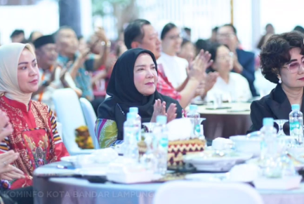 Walikota Eva Dwiana saat menghadiri kegiatan Cap Go Meh || Foto: Dok. Diskominfo kota Bandar Lampung