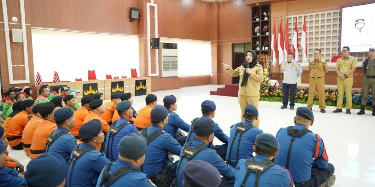 Walikota Eva Dwiana saat memberikan THR kepada PPPK Paruh Waktu || Foto: Istimewa