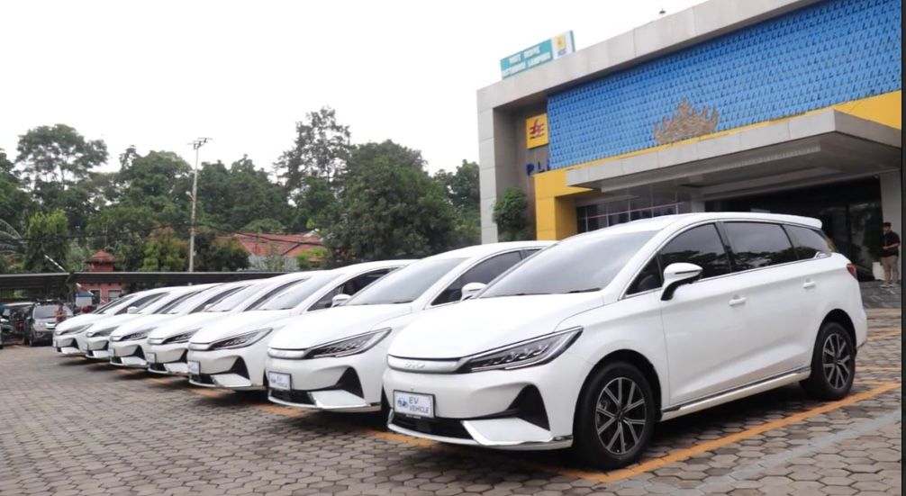 Puluhan armada EV PLN UID Lampung memperkuat komitmen menghadirkan operasional yang efisien dan berkelanjutan || Foto: PLN UID Lampung