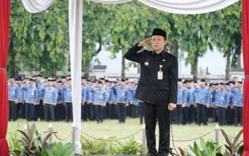 Sekdaprov Lampung Marindo Kurniawan saat memimpin Upacara Hari Pendidikan Nasional (Hardiknas) Tahun 2026 yang digelar di Lapangan Korpri || Foto: Dinas Kominfotik Provinsi Lampung