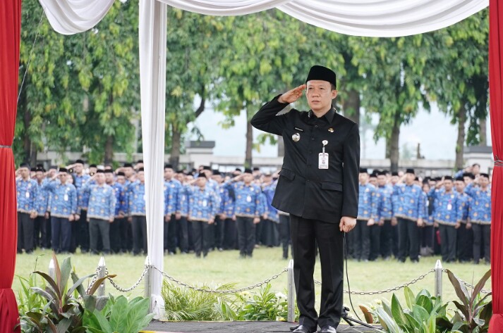 Sekdaprov Lampung Marindo Kurniawan saat memimpin Upacara Hari Pendidikan Nasional (Hardiknas) Tahun 2026 yang digelar di Lapangan Korpri || Foto: Dinas Kominfotik Provinsi Lampung