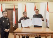 Sekdaprov Lampung, Marindo Kurniawan, saat menyaksikan penandatanganan Perjanjian Kerja Sama (PKS) antara Disdukcapil dengan Disdikbud Provinsi Lampung || Foto: Dinas Kominfotik Provinsi Lampung