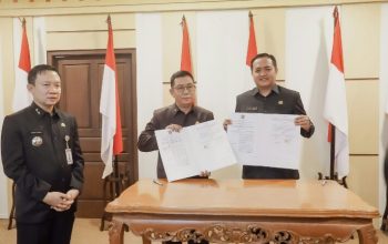 Sekdaprov Lampung, Marindo Kurniawan, saat menyaksikan penandatanganan Perjanjian Kerja Sama (PKS) antara Disdukcapil dengan Disdikbud Provinsi Lampung || Foto: Dinas Kominfotik Provinsi Lampung