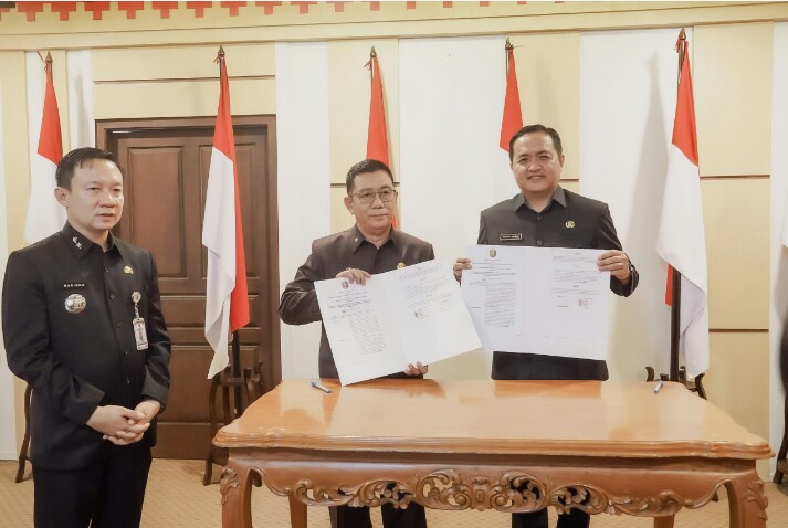 Sekdaprov Lampung, Marindo Kurniawan, saat menyaksikan penandatanganan Perjanjian Kerja Sama (PKS) antara Disdukcapil dengan Disdikbud Provinsi Lampung || Foto: Dinas Kominfotik Provinsi Lampung
