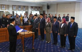 Sekdaprov Lampung, Marindo Kurniawan, melantik dan mengambil sumpah/janji jabatan Pejabat Pimpinan Tinggi Pratama di lingkungan Pemprov Lampung || Foto: Dinas Kominfotik Provinsi Lampung