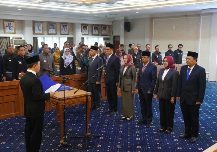 Sekdaprov Lampung, Marindo Kurniawan, melantik dan mengambil sumpah/janji jabatan Pejabat Pimpinan Tinggi Pratama di lingkungan Pemprov Lampung || Foto: Dinas Kominfotik Provinsi Lampung