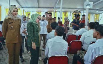 Wagub Lampung, Jihan Nurlela, mendampingi kunjungan kerja Wakil Menteri Koperasi Republik Indonesia, Farida Farichah, dalam peninjauan pelaksanaan Tes Ujian Kompetensi Manajer Koperasi Merah Putih di Aula Yayasan Al-Kautsar || Foto: Dinas Kominfotik Provinsi Lampung