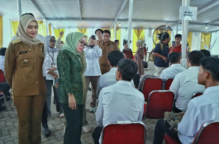 Wagub Lampung, Jihan Nurlela, mendampingi kunjungan kerja Wakil Menteri Koperasi Republik Indonesia, Farida Farichah, dalam peninjauan pelaksanaan Tes Ujian Kompetensi Manajer Koperasi Merah Putih di Aula Yayasan Al-Kautsar || Foto: Dinas Kominfotik Provinsi Lampung