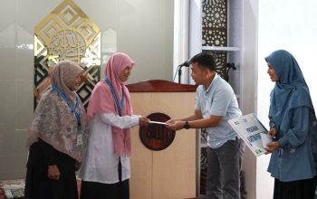 Ketua YBM PLN UID Lampung, Bennie Adenata RAG menyerahkan secara simbolis menyerahkan bantuan zakat kepada penerima manfaat sebagai wujud kepedulian dan komitmen dalam meningkatkan kesejahteraan masyarakat || Foto: PLN UID Lampung