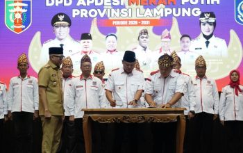 Gubernur Rahmat Mirzani Djausal saat menghadiri pelantikan pengurus Dewan Pimpinan Daerah (DPD) Asosiasi Pemerintah Desa Seluruh Indonesia (APDESI) Merah Putih Provinsi Lampung periode 2026–2031 || Foto: Dinas Kominfotik Provinsi Lampung