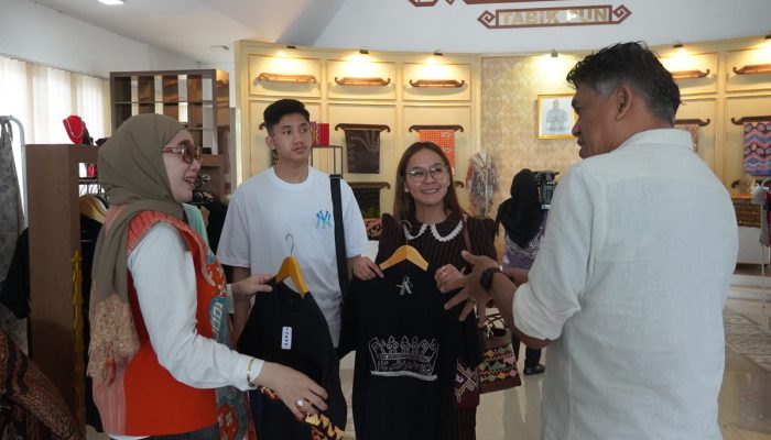 Ratusan Peserta HUT REI Kunjungi Dekranasda Lampung, Produk Kriya, Wastra dan Kuliner Jadi Daya Tarik